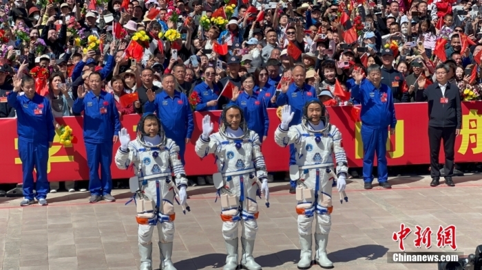 据中国载人航天工程办公室消息,北京时间4月24日14时25分,神舟二十号载人飞行任务航天员乘组出征仪式在酒泉卫星发射中心问天阁圆梦园广场举行。14时26分,中国载人航天工程总指挥、空间站应用与发展阶段飞行任务总指挥部总指挥长许学强下达“出发”命令,陈冬、陈中瑞、王杰3名航天员在第十个“中国航天日”当天领命出征。中新社记者 郭超凯 摄 据中国载人航天工程办公室消息,北京时间4月24日14时25分,神舟二十号载人飞行任务航天员乘组出征仪式在酒泉卫星发射中心问天阁圆梦园广场举行。14时26分,中国载人航天工程总指挥、空间站应用与发展阶段飞行任务总指挥部总指挥长许学强下达“出发”命令,陈冬、陈中瑞、王杰3名航天员在第十个“中国航天日”当天领命出征。中新社记者 郭超凯 摄