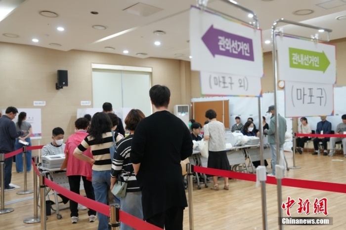 当地时间5月29日，选民在韩国首尔麻浦区一投票站等候投票。当天上午6时，韩国第21届总统选举“事前投票”在全国3568个投票站正式启动。中新社记者 刘旭 摄